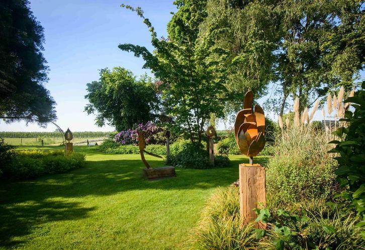 IJzeren tuinbeeld op hardhouten sokkel, Tuin en Terras, Tuinbeelden, Abstract beeld, Nieuw, Metaal