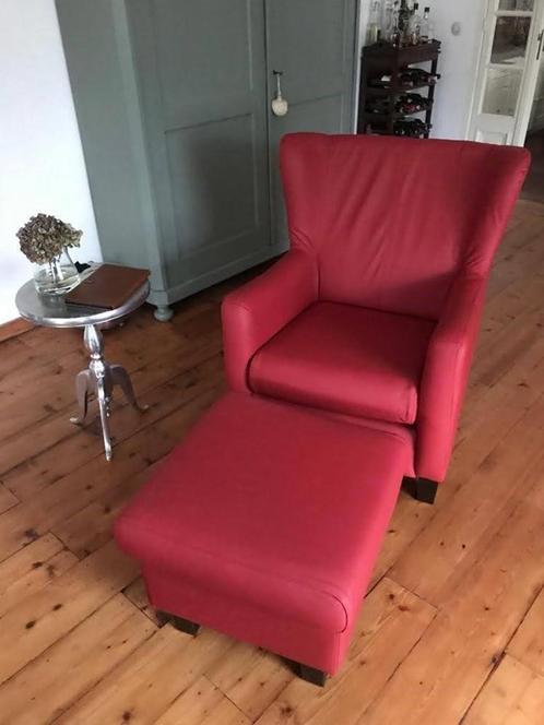 Leren oorfauteuil met houten poten - met hocker - rood leer, Huis en Inrichting, Fauteuils, 75 tot 100 cm, 75 tot 100 cm, Nieuw