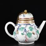 Theepot - Porseleinen theepot met reliëfdecoratie van