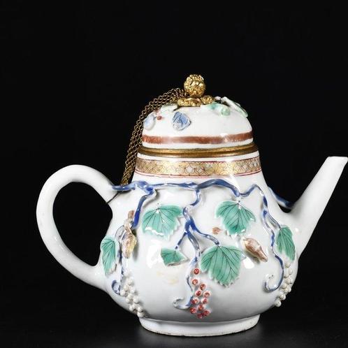 Theepot - Porseleinen theepot met reliëfdecoratie van, Antiek en Kunst, Antiek | Overige Antiek