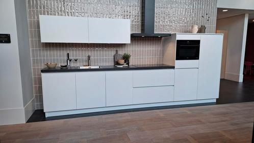 Mooie rechte opstelling!, Huis en Inrichting, Keuken | Complete keukens, Overige materialen, Greeploos, Hoogglans of Gelakt, Wit