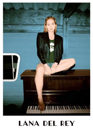 Posters - Poster Lana del Rey - Piano beschikbaar voor biedingen