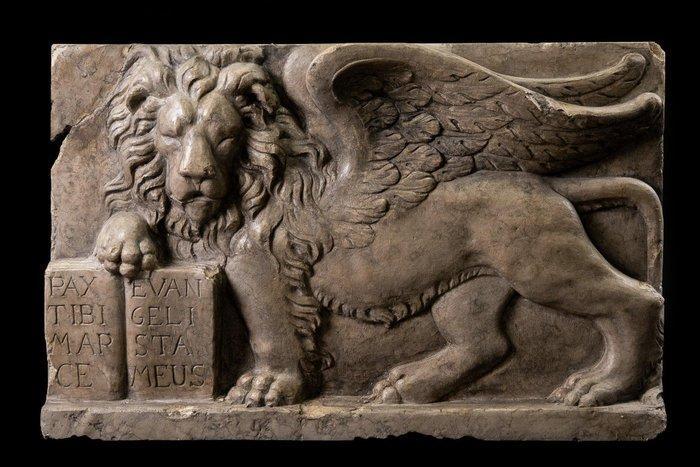sculptuur, Rilevo in mamro, Leoni di Venezia - 57 cm -, Antiek en Kunst, Antiek | Keramiek en Aardewerk