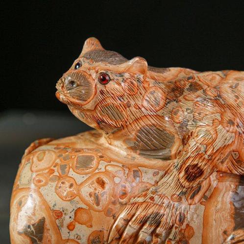 Sculptuur in luipaardjaspis met een afbeelding van een, Verzamelen, Dierenverzamelingen