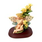 Elfenbeeldje - op houten voet