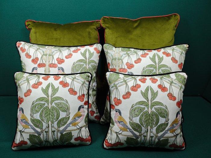 Kussensloopset met stof Birds and cherries van GP & J, Antiek en Kunst, Kunst | Designobjecten