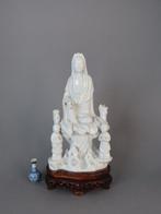 Figuur - Large seated Guanyin, Gift bearing Boys, Pierced, Antiek en Kunst