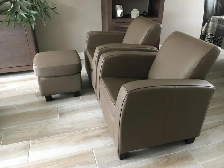 2 leren fauteuils met houten poten - met hocker - bruin, Huis en Inrichting, Fauteuils, Nieuw, Leer, Ophalen of Verzenden