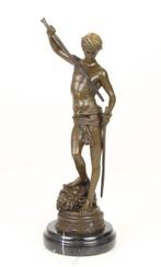Figuur - A BRONZE SCULPTURE OF DAVIDS VICTORY OVER GOLIATH
