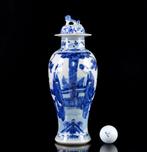 Een grote Chinese blauw-witte Long Eliza balustervaas en, Antiek en Kunst