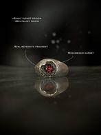 Ring van handgesmeed zilver, uniek exemplaar ter wereld, met