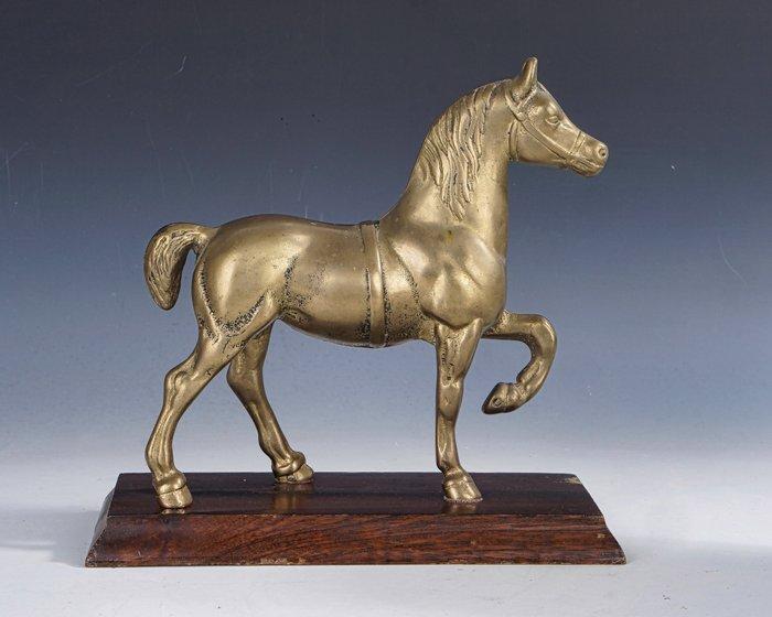 sculptuur, Messing beeld ‘paraderend paard’ op houten, Antiek en Kunst, Curiosa en Brocante
