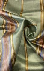 Tijdloze elegantie. Iriserend geruit jacquardweefsel. -