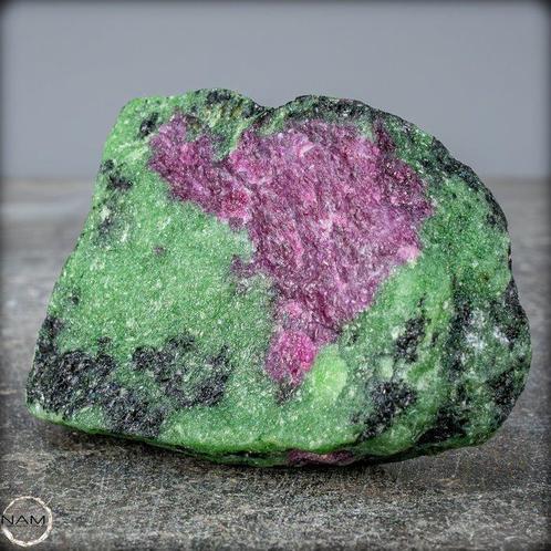 Natuurlijke Robijn Kristal in Zoisiet 1797,05 karaat- 359.41, Verzamelen, Dierenverzamelingen