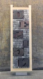 Drukblokken - een letterbak gevuld met een collage “DESIGN”, Antiek en Kunst
