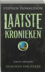 De runen van aarde / De laatste kronieken / 1 9789024552054, Boeken, Verzenden, Zo goed als nieuw, Stephen Donaldson