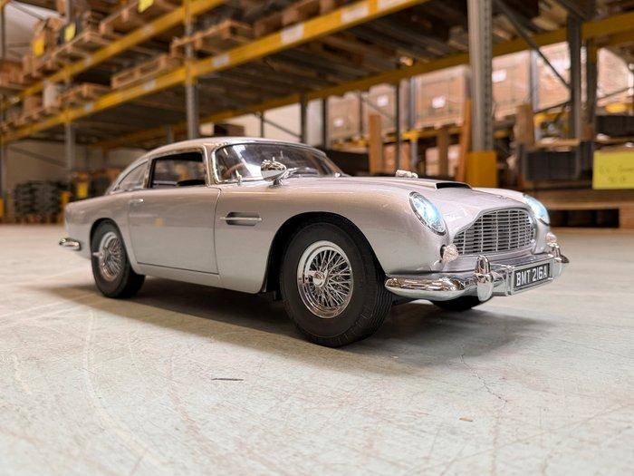 Eaglemoss 1:8 - Modelauto - Aston Martin DB5 - James Bond, Hobby en Vrije tijd, Modelauto's | 1:5 tot 1:12