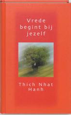 Vrede begint bij jezelf 9789025955267 Thich Nath Hanh, Boeken, Verzenden, Gelezen, Thich Nath Hanh