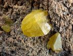 zwavel Kristallen op matrix - Hoogte: 105 mm - Breedte: 70, Verzamelen, Mineralen en Fossielen