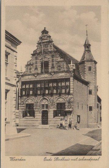 WOERDEN - Oude Stadhuis met Schandpaal, Verzamelen, Ansichtkaarten | Nederland, Verzenden