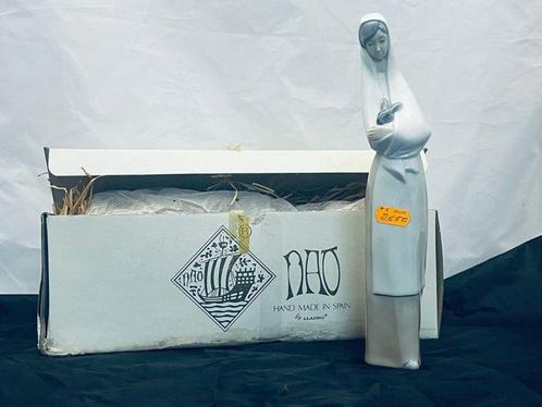 Nao by Lladró - sculptuur, Chica campesina con conejo - 27, Antiek en Kunst, Antiek | Glas en Kristal
