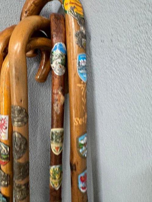 authentieke wandelstokken met zeer veel schildjes Wandelstok, Antiek en Kunst, Curiosa en Brocante
