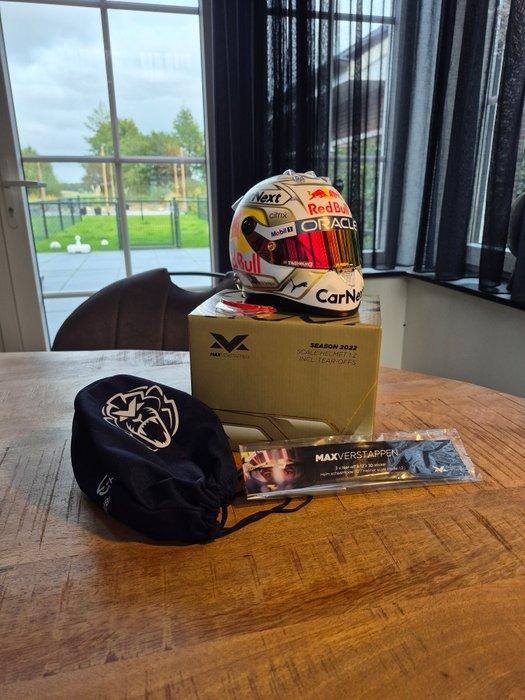Red Bull Racing - Max Verstappen - 2022 - Scale 1/2 helmet, Verzamelen, Automerken, Motoren en Formule 1