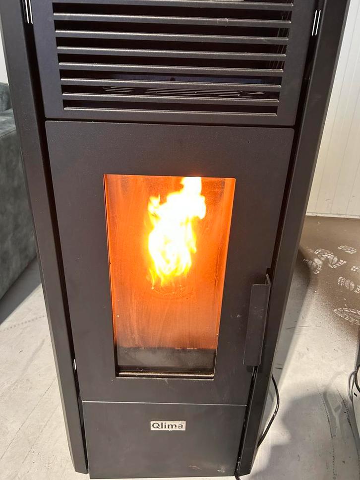Goed werkende QLIMA pelletkachel in nette staat, Huis en Inrichting, Kachels, Pelletkachel, Vrijstaand, Zo goed als nieuw