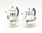 Een driedelig zilveren koffie en theestel, 20e eeuw, Zilver