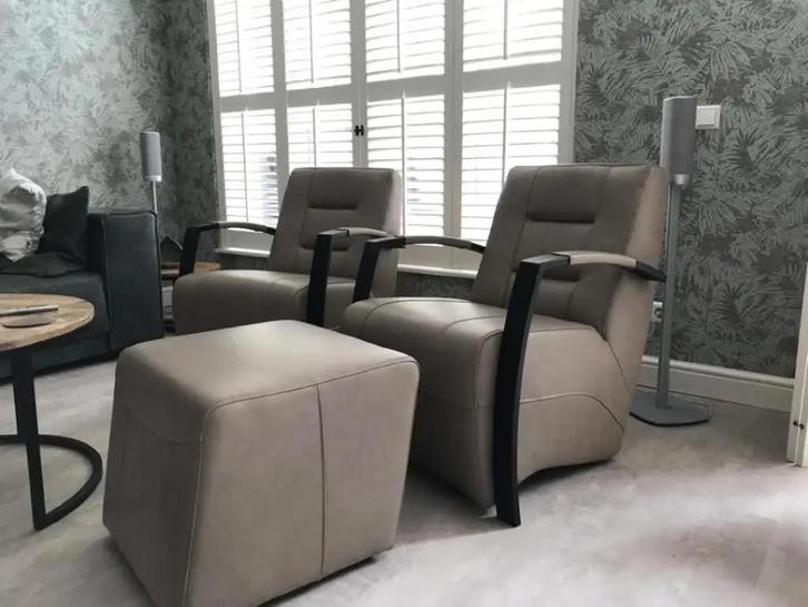 Set van 2 leren fauteuils met stalen frame - met hocker -, Huis en Inrichting, Fauteuils, Nieuw, Leer, Ophalen of Verzenden