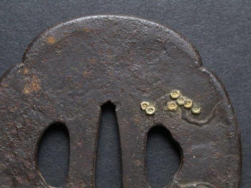 Mokko-vormige Tsuba-zwaardbeschermer – Os en bloesems in, Antiek en Kunst, Antiek | Overige Antiek