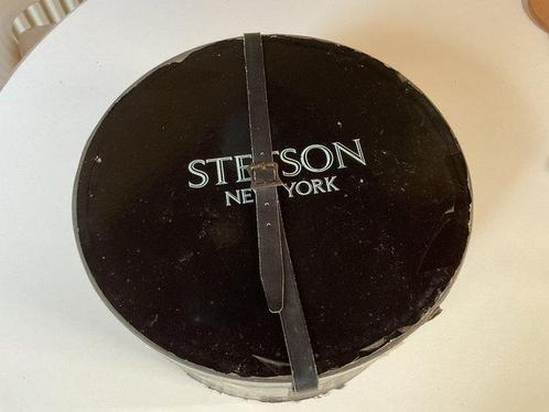 Stetson - Doos - karton met cellofaan en leer - Hoedendoos, Antiek en Kunst, Curiosa en Brocante