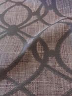 Prachtige stof bewerkt met sierlijke ontwerpen op de tinten