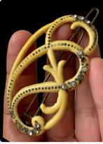 Golvende en artistieke haarclip van galaliet en brons in Art