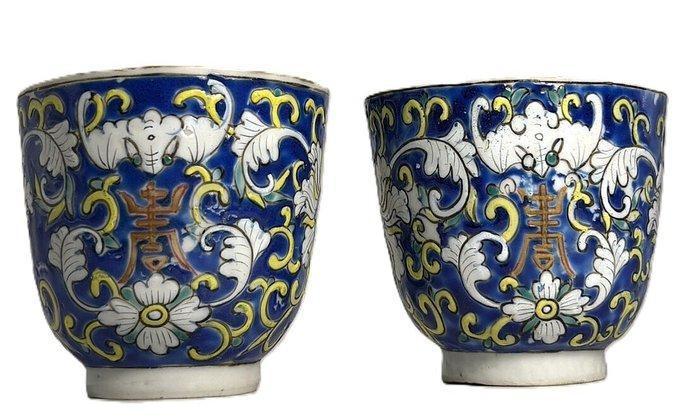 Beker (2) - Matched Pair of Chinese Enamelled Porcelain, Antiek en Kunst, Antiek | Overige Antiek