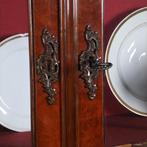 Grote noten met wortelnoten porseleinkast  ca 1870 Willem II, Antiek en Kunst, Antiek | Meubels | Kasten, Ophalen of Verzenden