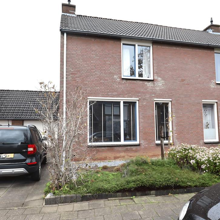 Geschakelde 2-onder-1-kapwoning met tuin, garage e..., Huizen en Kamers, Huizen te koop