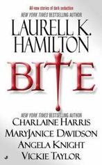 Bite by Laurell K. Hamilton (Paperback), Boeken, Gelezen, Verzenden, Laurell K. Hamilton, Charlaine Harris, MaryJanice Davidson