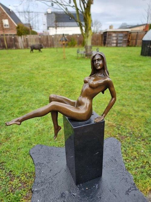 Beeld, Large Bronze Posing Lady on Marble - 33 cm - Brons,, Antiek en Kunst, Curiosa en Brocante