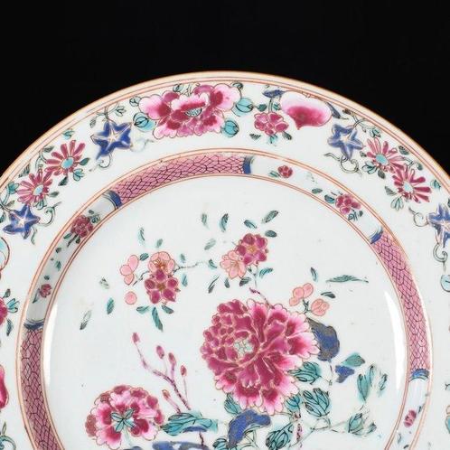 Bord - Assiette aux émaux de la Famille Rose à décor de, Antiek en Kunst, Antiek | Overige Antiek