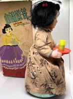 Red China - Speelgoedfiguurtjes Annie Serving Tea, ME 048,, Antiek en Kunst, Antiek | Speelgoed