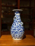 Blauwe en witte vaas met reliëf van twee draken die een, Antiek en Kunst