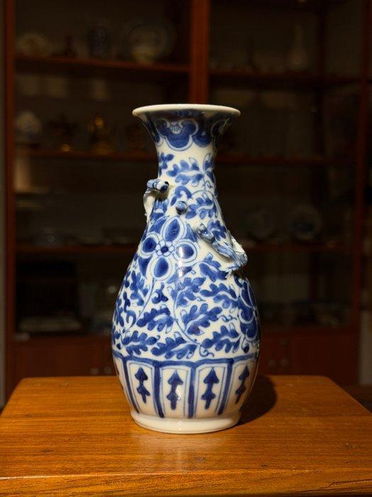 Blauwe en witte vaas met reliëf van twee draken die een, Antiek en Kunst, Antiek | Overige Antiek