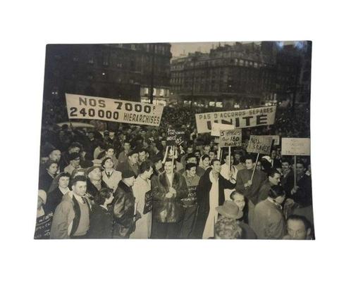 London Express News - Banner-Carrying French Civil Servants, Antiek en Kunst, Kunst | Schilderijen | Modern