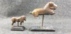 Twee leeuwensculpturen - Hout - India - eind 19e - begin 20e