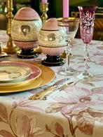 Roze magnoliaprint tafelkleed voor grote tafels. -