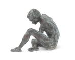 Een beeld van een zittende jongeman, Wim Korink (1937-2024), Antiek en Kunst, Antiek | Koper en Brons