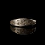 Viking periode Zilver Versierde ring, Antiek en Kunst