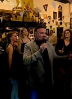 Zanger entertainer WK feest drive in, Dj