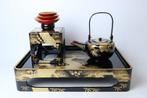Sake-set gelakt in Wajima-stijl met goud maki-e en, Antiek en Kunst